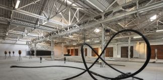 Giorgio Andreotta Calò, Senza titolo (Cavi), 2019. Installation view at Pirelli HangarBicocca, Milano 2019. Commissioned and produced by Pirelli HangarBicocca. Courtesy of the artist and Pirelli HangarBicocca. Photo Agostino Osio