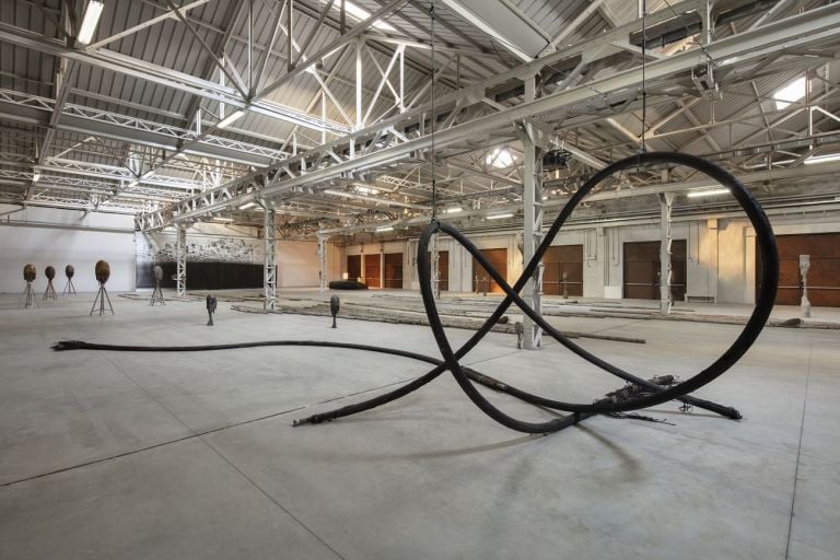 Giorgio Andreotta Calò, Senza titolo (Cavi), 2019. Installation view at Pirelli HangarBicocca, Milano 2019. Commissioned and produced by Pirelli HangarBicocca. Courtesy of the artist and Pirelli HangarBicocca. Photo Agostino Osio