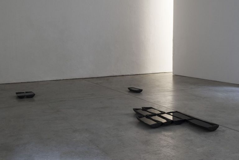 Gianluca Brando, Della notte e del giorno, 2019, ceramica smaltata, acqua, dimensioni variabili. Installation view at Viafarini, Milano. (Work in progress)