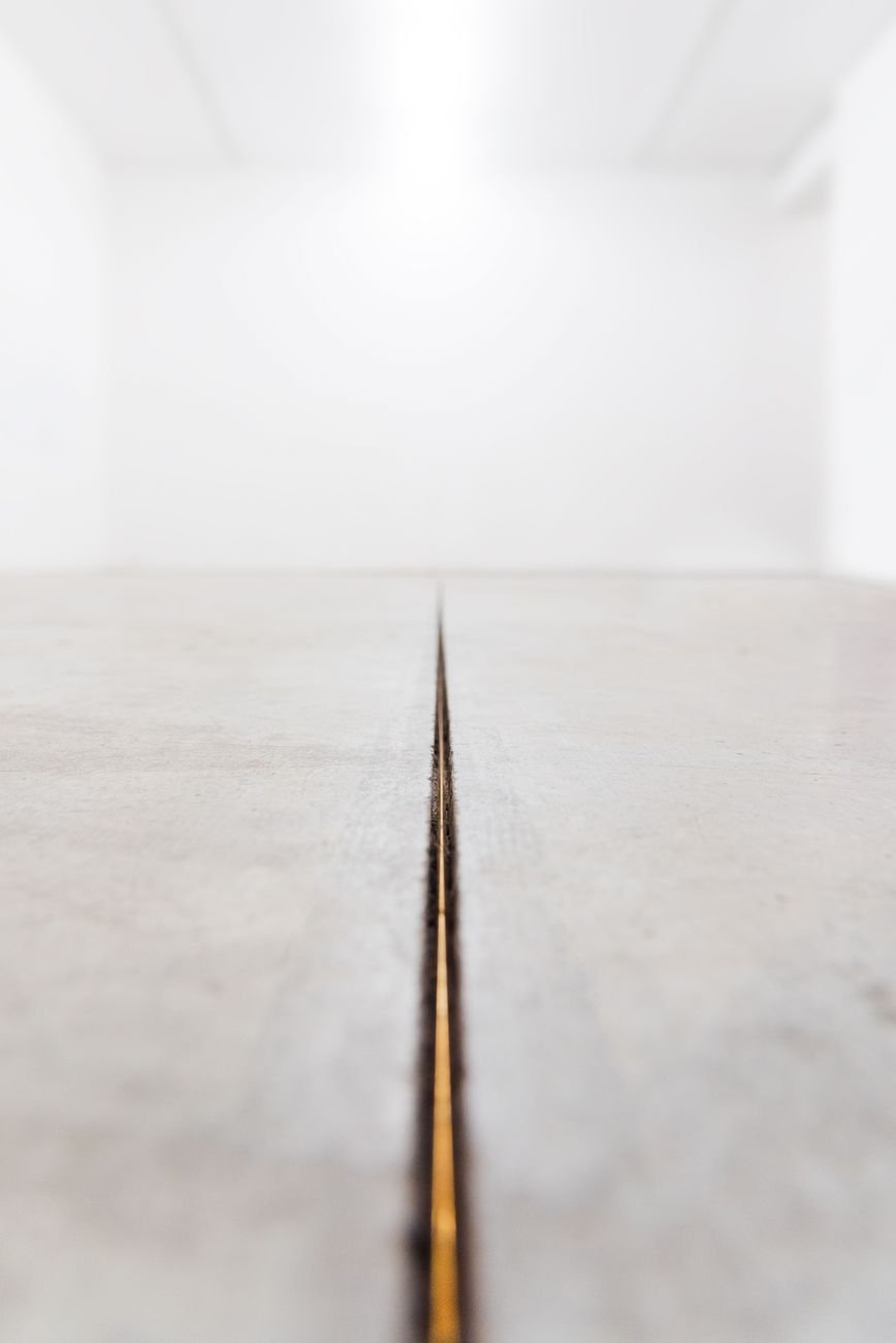 Gianluca Brando, Imago, 2018, bronzo, 20.8 m, Ø 3 mm. Installation view at Viafarini, Milano