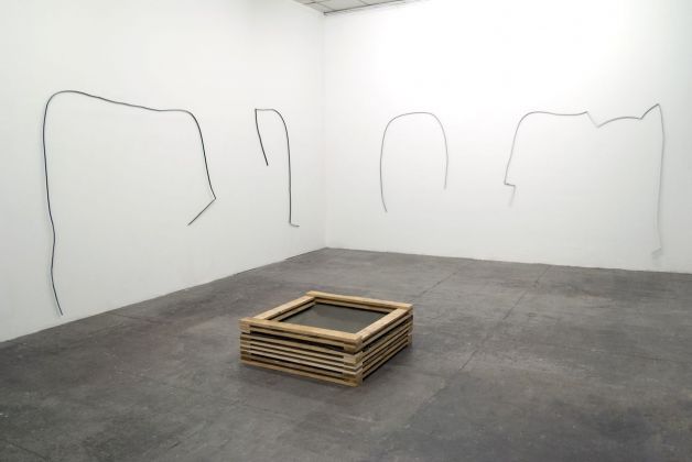 Gianluca Brando, Senza titolo (fall), 2018, legno, argilla, metallo. Installation view at Cripta747, Torino
