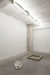 Gianluca Brando, Senza titolo (forma perduta), 2018, gesso pigmentato su muro, legno, calco in gesso, dimensioni variabili. Installation view at Viafarini, Milano