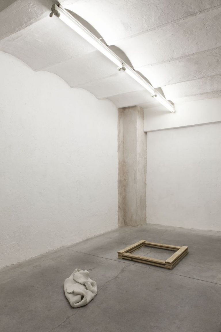 Gianluca Brando, Senza titolo (forma perduta), 2018, gesso pigmentato su muro, legno, calco in gesso, dimensioni variabili. Installation view at Viafarini, Milano