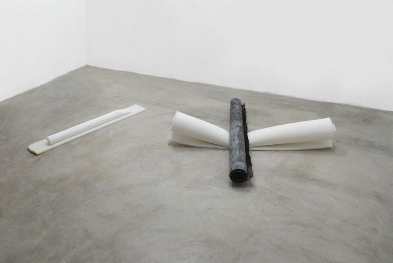 Gianluca Brando, Senza titolo (memory foam), 2018, piombio, gommapiuma, poliuretano espanso morbido. Dimensioni variabili