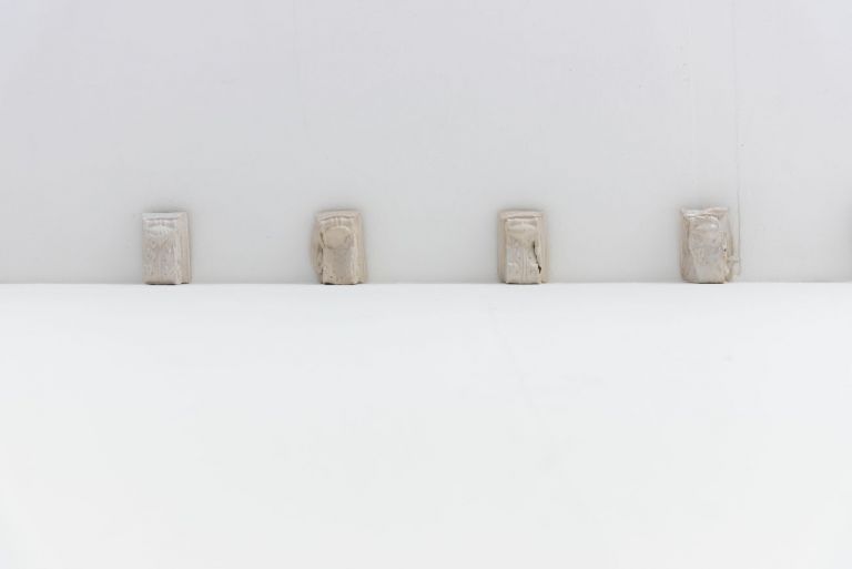 Gianluca Brando, Somiglianza, 2018, ceramica smaltata, dimensioni variabili. Installation view at Viafarini, Milano. Photo Valerio Torrisi