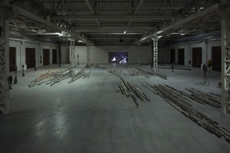 Giorgio Andreotta Calò. CITTÀDIMILANO. Exhibition view at Pirelli HangarBicocca, Milano 2019. Courtesy of the artist & Pirelli HangarBicocca. Photo Agostino Osio