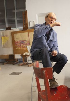 Giorgio Griffa nel suo studio, 2018. Photo Giulio Caresio. Courtesy Archivio Giorgio Griffa