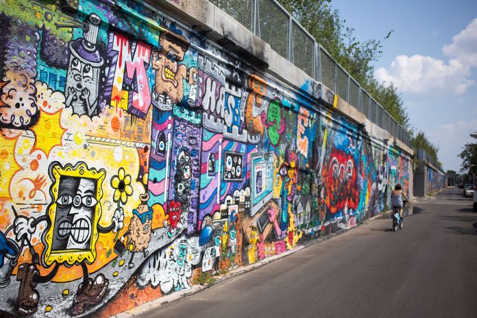 Graffiti along the Bloomingdale trail, Chicago 2015 foto di Victor Grigas Fonte Wikipedia