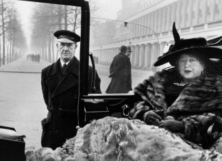 Inge Morath, Eveleigh Nash a Buckingham Palace, Londra, 1953 © Fotohof archiv - Inge Morath - Magnum Photos