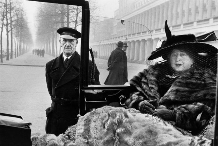 Inge Morath, Eveleigh Nash a Buckingham Palace, Londra, 1953 © Fotohof archiv - Inge Morath - Magnum Photos