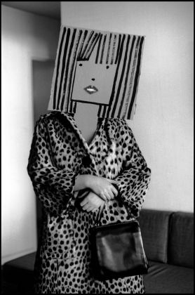 Inge Morath, Senza titolo (dalla serie delle maschere di Saul Steinberg), 1961 © Fotohof archiv - Inge Morath - Magnum Photos