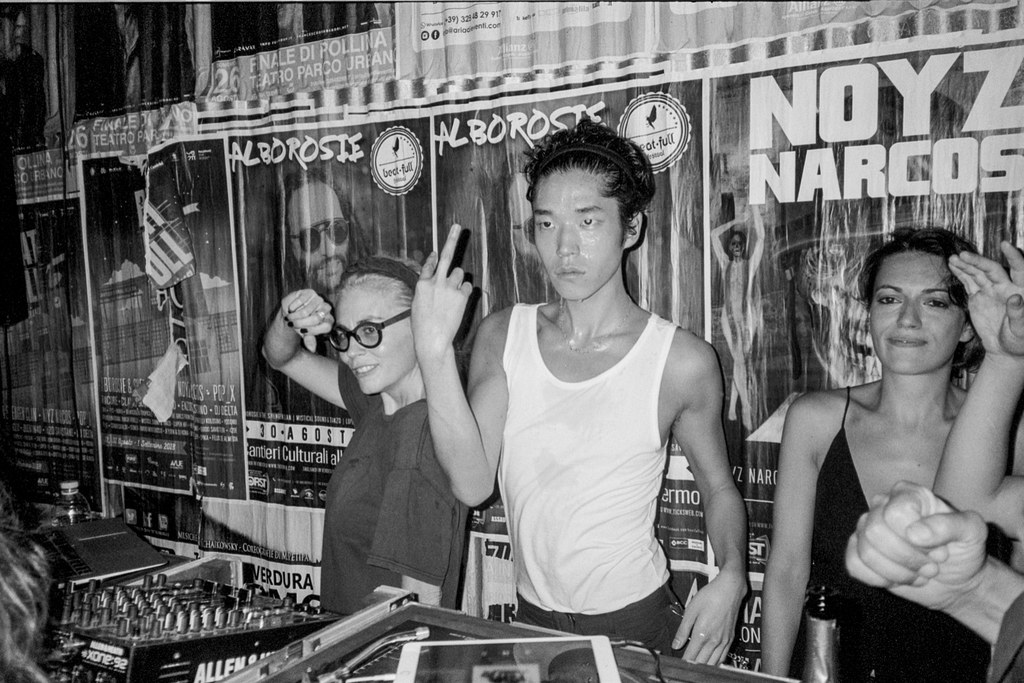 Stefania Pia fotografata da Valentino Bianchi durante un suo dj-set a Piazza Garraffello a Palermo