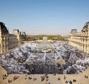 JR e la Piramide del Louvre. Riflessioni sull’effimero, la strada, i musei