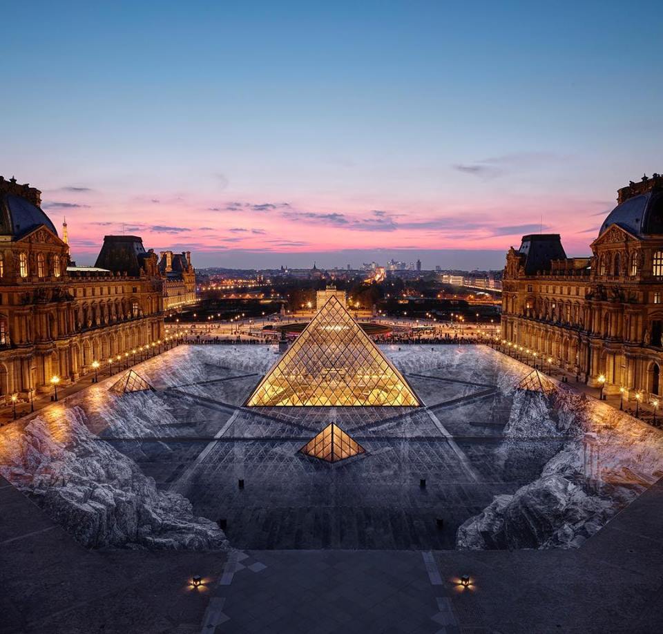 JR, l'intervento sulla Piramide del Louvre, Parigi 2019