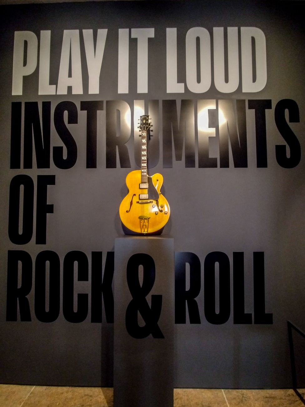 L’ingresso alla mostra “Play it Loud. Instruments of Rock and Roll” al Metropolitan Museum di New York, 2019. Photo Maurita Cardone