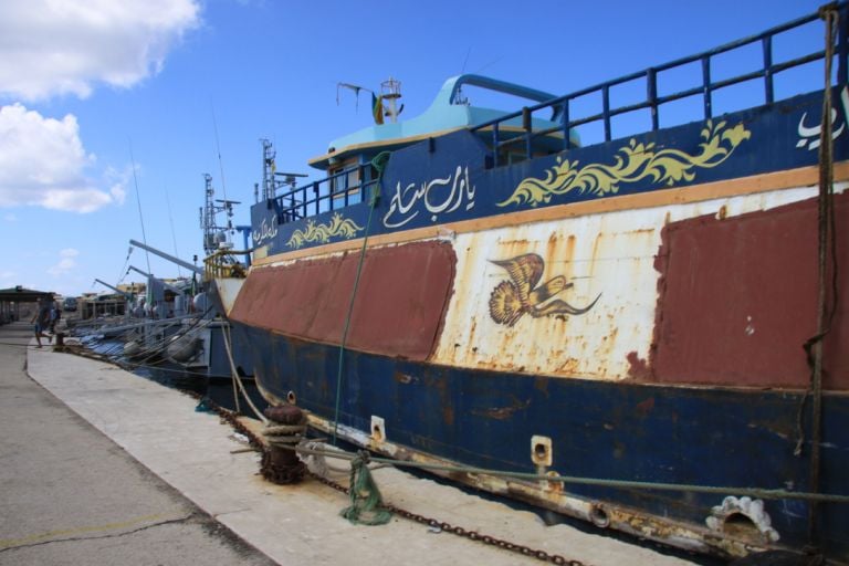 LAMPEDUSA PORTO 2015 Touroperator: le barche dei migranti si trasformano in sculture. Il progetto di Massimo Sansavini