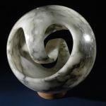 La sfera topologica ideata da Vittorio Giorgini, a partire dal modello dell’anello di Moebius (modello in alabastro realizzato dagli artisti David Dainelli e Alessandro Marzetti)