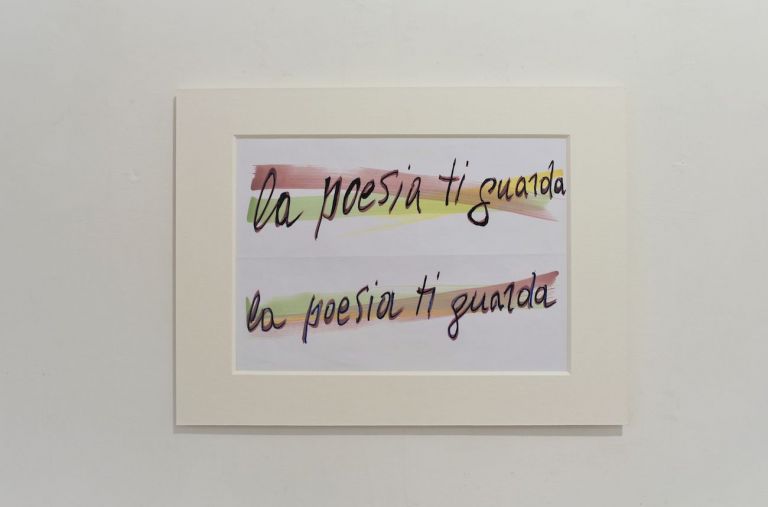 Lamberto Pignotti, La poesia ti guarda, dalla serie Studi per Bandiere, 2018. Courtesy Galleria Contact, Roma