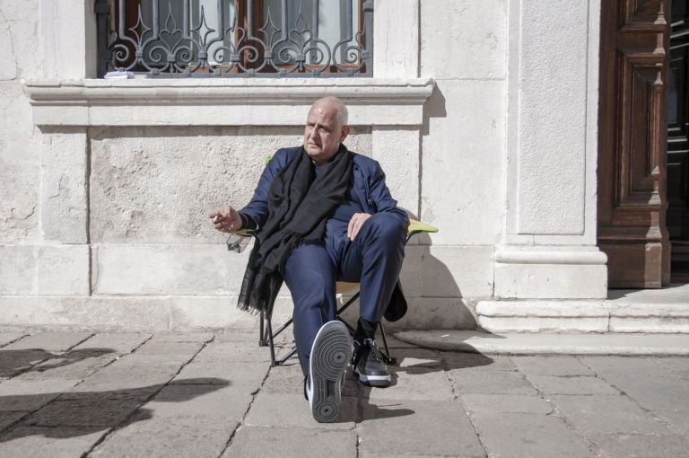 Luc Tuymans all'esterno di Palazzo Grassi, Venezia 2019. Photo © Irene Fanizza