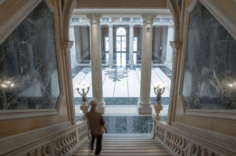 La pelle della pittura. Luc Tuymans racconta la sua mostra a Venezia