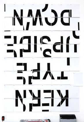 Manifesto realizzato per la mostra dal grafico inglese Patrick Thomas. Illustra il principio della crenatura, ovvero lo spazio bianco tra le lettere
