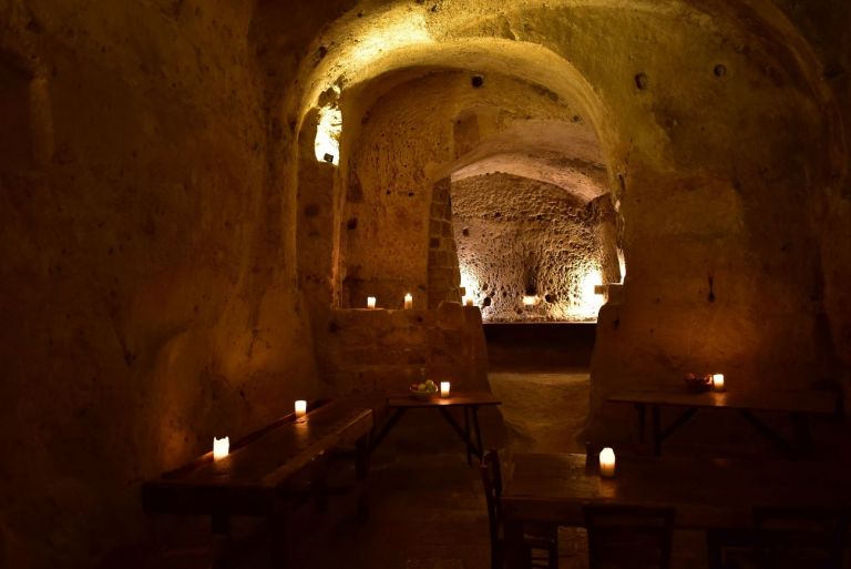 Matera Alberga. Performance e installazione di Georgina Starr presso Sextantio Le Grotte della Civita, Matera. Photo Michelangelo Camardo