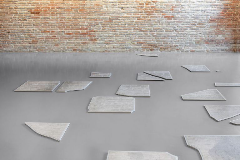 Nina Canell, Days of Inertia, 2015. Courtesy Daniel Marzona, Barbara Wien, Mendes Wood Dm Galleries. Installation view at Punta della Dogana, Venezia 2019 © Palazzo Grassi. Photo Delfino Sisto Legnani & Marco Cappelletti