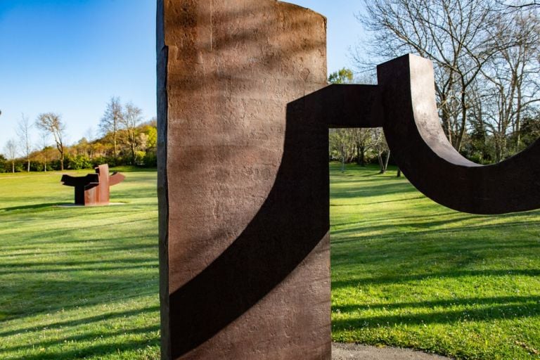 Particolare dell'Arco della Libertà di Eduardo Chillida (1993). Sullo sfondo, Consejo al Espacio IV, 1987 ©Zabalaga Leku. San Sebastián, VEGAP, 2019. Successione Chillida e Hauser & Wirth. Photo Iñigo Santiago