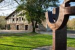 Particolare dell'Arco della Libertà di Eduardo Chillida (1993) davanti alla fattoria Zabalaga, XVI secolo © Zabalaga Leku. San Sebastián, VEGAP, 2019. Successione di Eduardo Chillida e Hauser &Wirth. Photo Íñigo Santiago