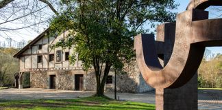 Particolare dell'Arco della Libertà di Eduardo Chillida (1993) davanti alla fattoria Zabalaga, XVI secolo © Zabalaga Leku. San Sebastián, VEGAP, 2019. Successione di Eduardo Chillida e Hauser &Wirth. Photo Íñigo Santiago