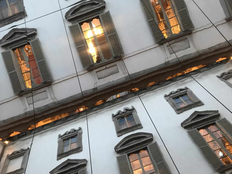 L’installazione di Pezo von Ellrichshausen a Palazzo Litta. ph. Maurizio Tosi