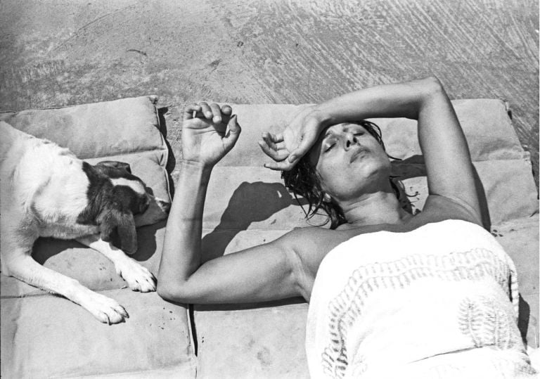 Paolo Di Paolo, Anna Magnani al Circeo con cane al sole. Photo credits © Archivio fotografico Paolo Di Paolo