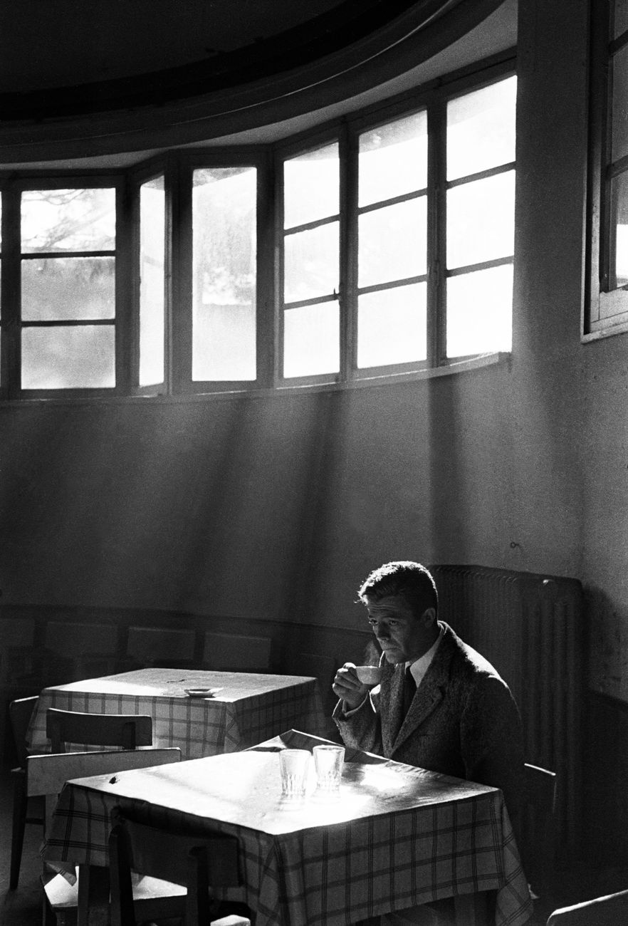 Paolo Di Paolo, Marcello Mastroianni al caffè. Photo credits © Archivio fotografico Paolo Di Paolo