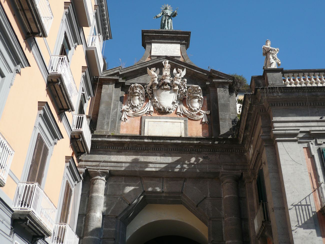 Particolare di Port'Alba, Napoli. Sulla sommità la statua di San Gaetano. Photo via Wikipedia