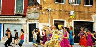 Performance della School of Narrative Dance di Marinella Senatore. Photo credit Samonà