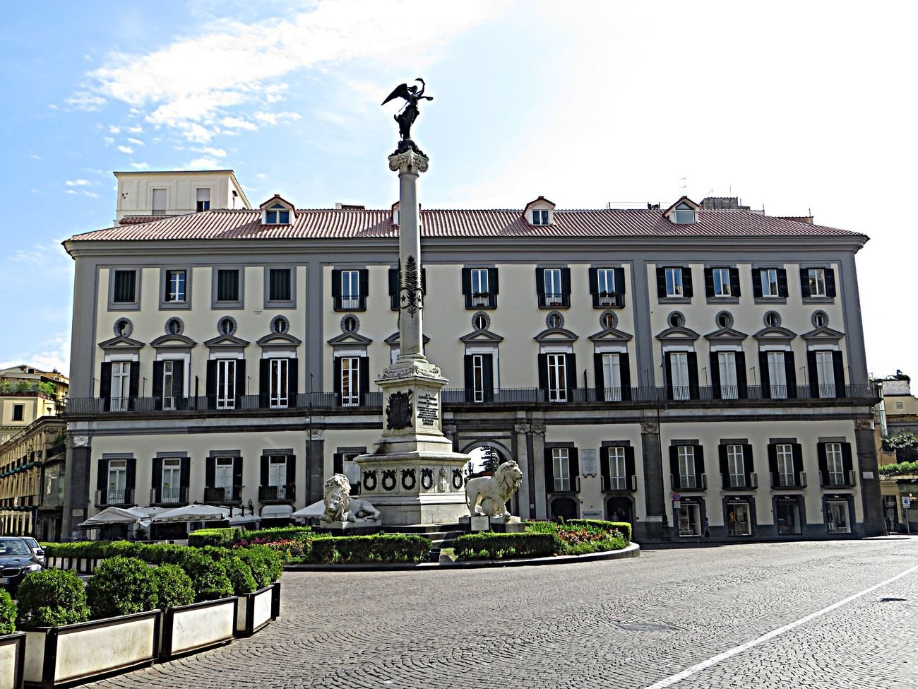 Piazza dei Martiri, Napoli. Unione Industriali. Photo Mister No via Wikipedia