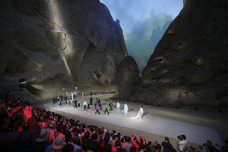 Presentation of the Spring 2017 collection at the Yellow River Stone Forest National Geological Park in Baiyin, China, 2016. Photo courtesy of Archives Pierre Cardin. © Archives Pierre Cardin