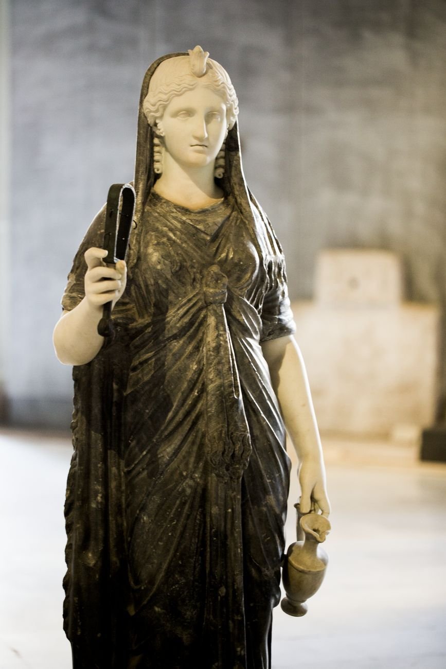 Sacra Neapolis. Stipe e statue dal provenienti dai depositi del Museo Archeologico Nazionale di Napoli. Installaton view at Lapis Museum, Napoli 2019. Photo Sergio Siano