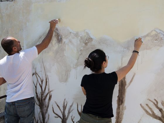 Studenti a lavoro per il murale di Angelo Bellobono a Roccafluvione, 2017