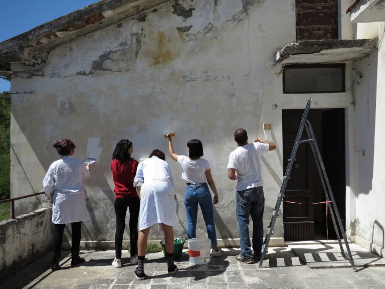 Studenti a lavoro per il murale di Angelo Bellobono a Roccafluvione 2017 Bellobono vs Atoche. Scontro per un murale cancellato. Street Art da tutelare e conservare?