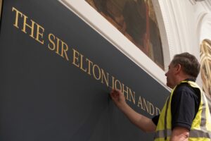 Una galleria per Elton John al Victoria&Albert Museum: donate 7mila foto della sua collezione