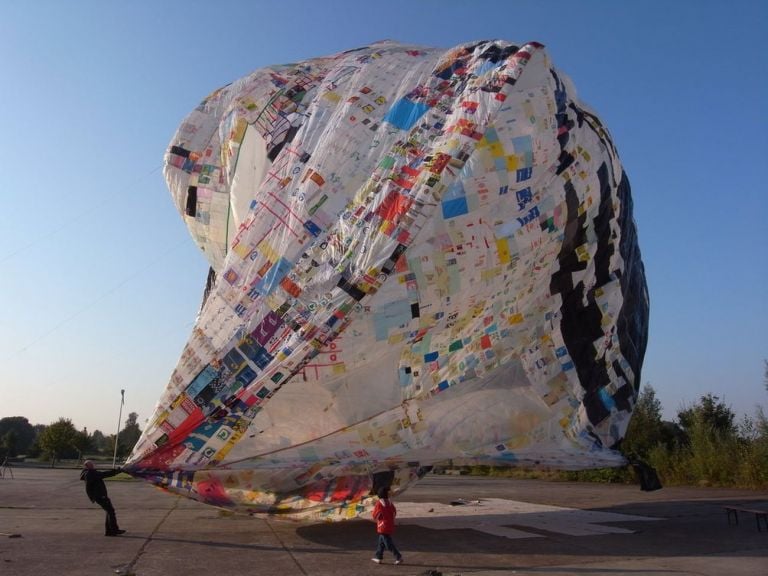 Tomás Saraceno, Museo Aero Solar in Frankfurt am Main, Germany, 2009. Courtesy Museo Aerosolar at Frankfurt, Germany © Museo Aero Solar, 2009