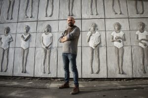 Land art e bene pubblico nel Roero. Valerio Berruti invita alla cura dei suoi 100 bassorilievi