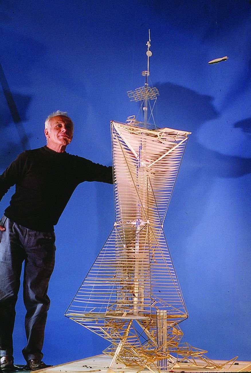 Vittorio Giorgini accanto al plastico di Walking Tall, New York, 1983