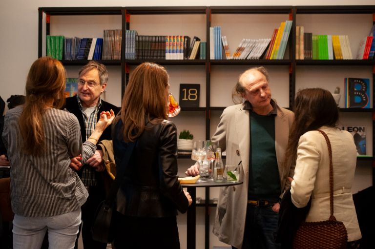 Lancio del nuovo Artribune da Tenhoha, Milano 2019. A destra l'artista Angelo Mosca, a sinistra Alberto Mugnaini critico d'arte e designer