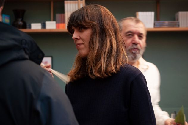 Lancio del nuovo Artribune da Tenhoha, Milano 2019 - in primo piano, Chiara Capellini; sullo sfondo Simeone Crispino (Vedovamazzei)