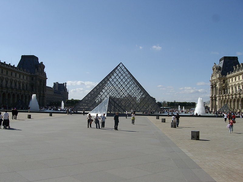 Correva l’anno 1989: IED di Torino, Piramide del Louvre di I.M.Pei, Rivoluzione di Velluto a Praga