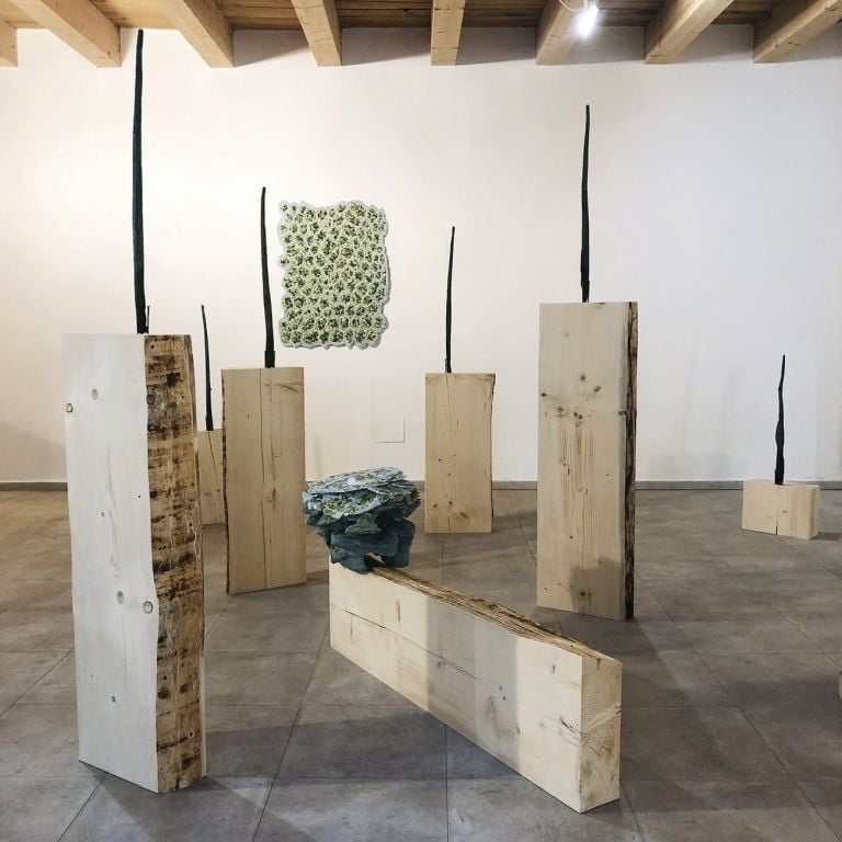 Alberto Scodro. Fence. Installation view at Spazio Kn, Trento 2019. Photo Stefano Tovazzi