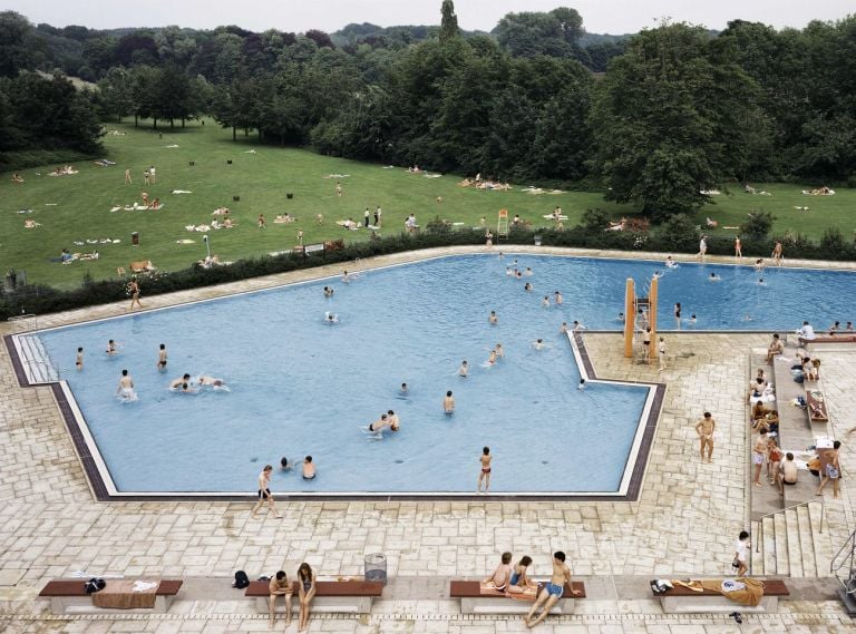 Andreas Gursky, Ratingen, Schwimmbad © Andreas Gursky by SIAE 2019. Courtesy Sprüth Magers