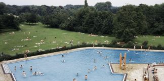 Andreas Gursky, Ratingen, Schwimmbad © Andreas Gursky by SIAE 2019. Courtesy Sprüth Magers